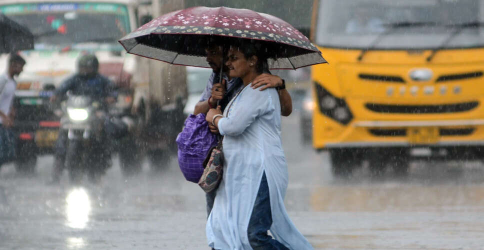 कोलकाता में भारी बारिश से जनजीवन प्रभावित, यातायात ठप