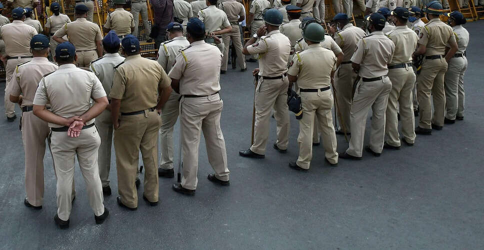 मुंबई में मराठा कोटा आंदोलन: पुलिस ने प्रदर्शनकारियों को खाली करने का दिया आदेश
