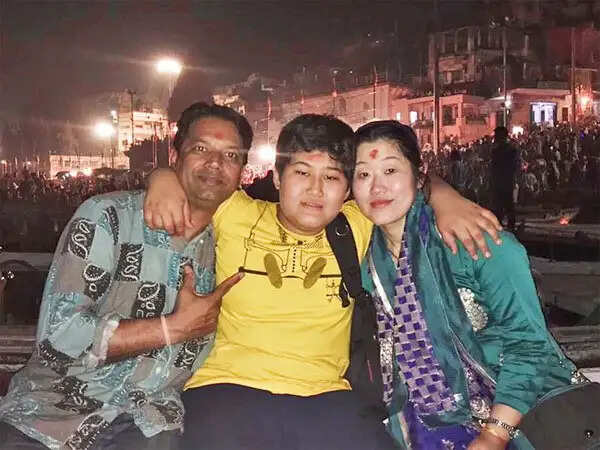 जापानी युवती ने छोड़ी माइक्रोसॉफ्ट की नौकरी, अब पढ़ा रही है भारतीय दर्शन