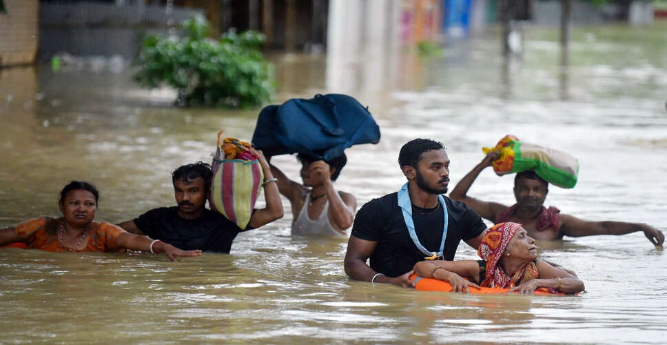 असम में बाढ़ की स्थिति गंभीर, 38 लोगों की जान गई
