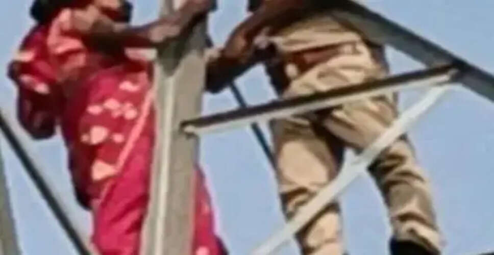 प्रतापगढ़ में महिला का मोबाइल टावर पर चढ़ने का अनोखा मामला