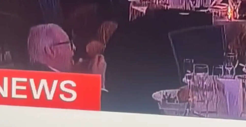 व्हाइट हाउस डिनर में गोलीबारी के बीच एक व्यक्ति ने सलाद खाना जारी रखा