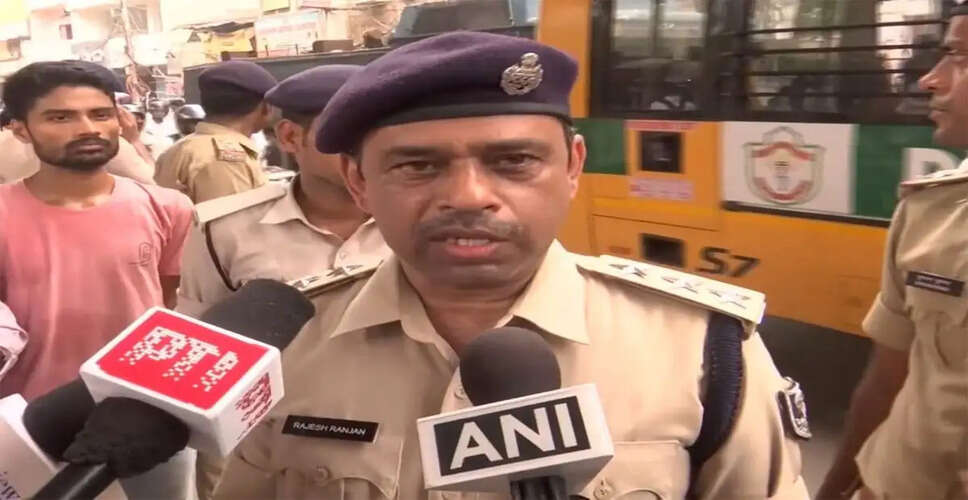 बिहार पुलिस ने पटना कॉलेज के बाहर प्रदर्शनकारियों को हिरासत में लिया