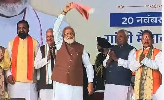 नीतीश कुमार ने 10वीं बार मुख्यमंत्री पद की शपथ ली, नए वादों के साथ चुनौती का सामना