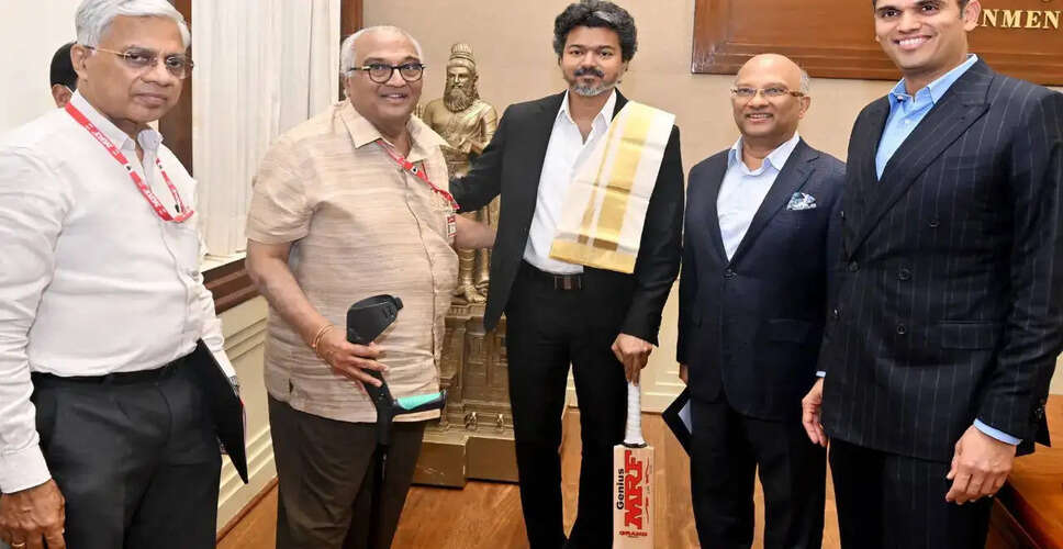 तमिलनाडु के मुख्यमंत्री विजय को मिला विराट कोहली का साइन किया हुआ बैट
