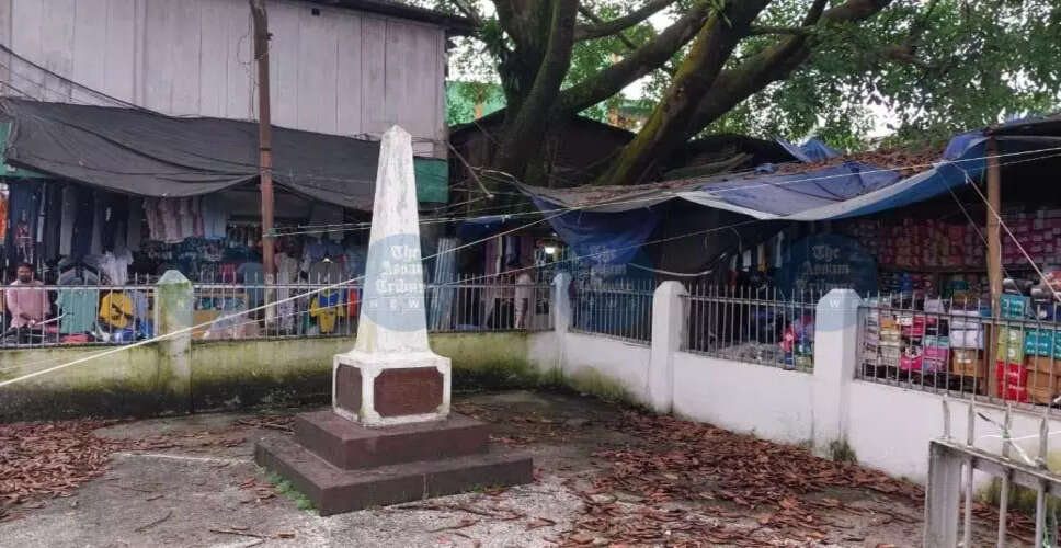मार्घेरिटा में शहीद स्तंभ की दुर्दशा: स्वच्छता की अनदेखी