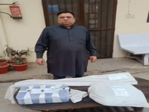 पुलिस ने कबाड़ में छिपे अवैध हथियार और टाइगर की खाल की बरामदगी की