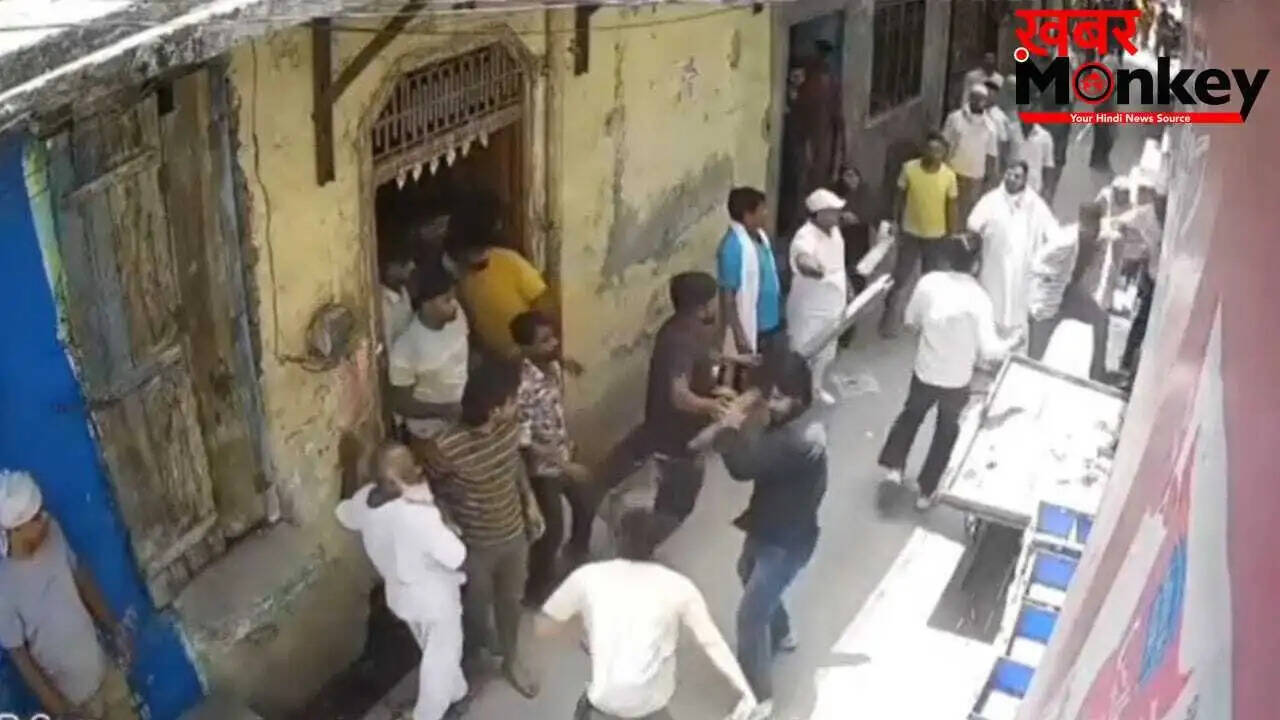 बागपत में कस्टम अधिकारी के घर पर हमला: वायरल वीडियो में दिखी मारपीट