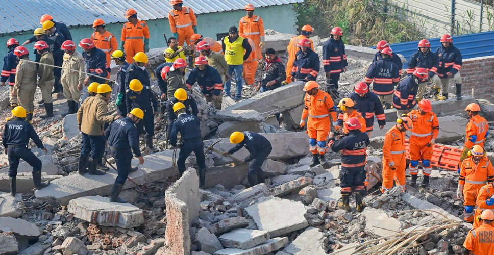 ठाणे में मकान की छत गिरने से फल विक्रेता की मौत, दो घायल