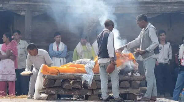 बनारस में चिता पर मृत व्यक्ति का जीवित होना: एक चमत्कार की कहानी