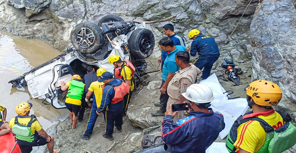 रुद्रप्रयाग में मिनी बस दुर्घटना: 2 की मौत, 10 लापता