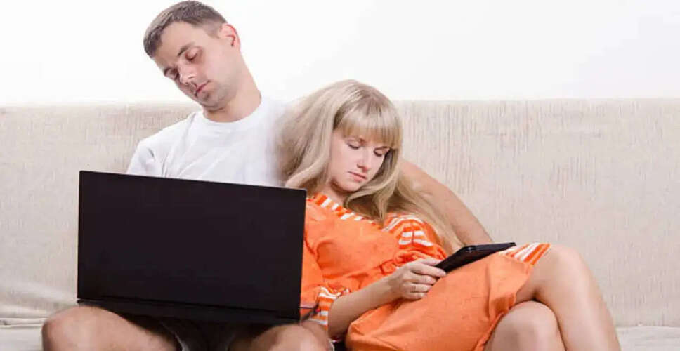 डिजिटल आंखों की थकान: स्क्रीन समय और आंखों के स्वास्थ्य पर प्रभाव