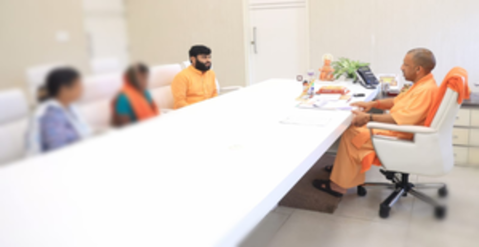 अयोध्या रेप पीड़िता की मां से मिले सीएम योगी, आरोपियों के खिलाफ कड़ी कार्रवाई का दिया भरोसा