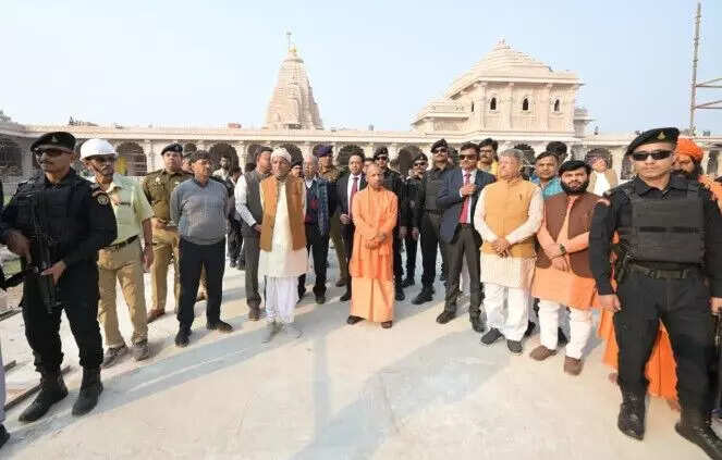 मुख्यमंत्री योगी आदित्यनाथ का अयोध्या दौरा: मंदिर निर्माण की प्रगति की समीक्षा