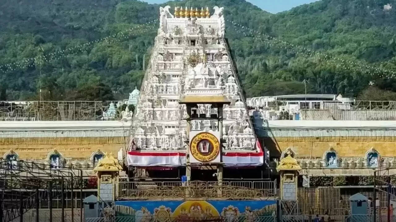 तिरुमाला मंदिर में भक्तों की भीड़, दर्शन टिकट वितरण पर रोक