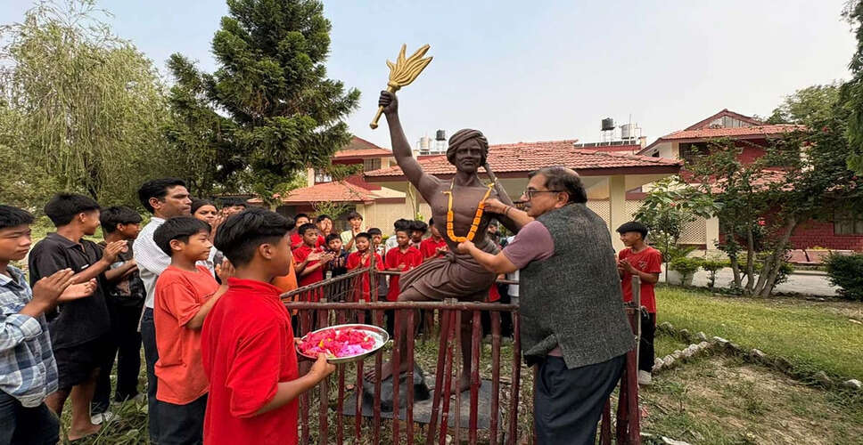 बिरसा मुंडा को श्रद्धांजलि: जनजातीय विद्यालय में कार्यक्रम आयोजित