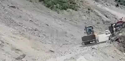 जम्मू-श्रीनगर हाईवे पर पहाड़ों से पत्थर गिरने पर एक की मौत, दो घायल