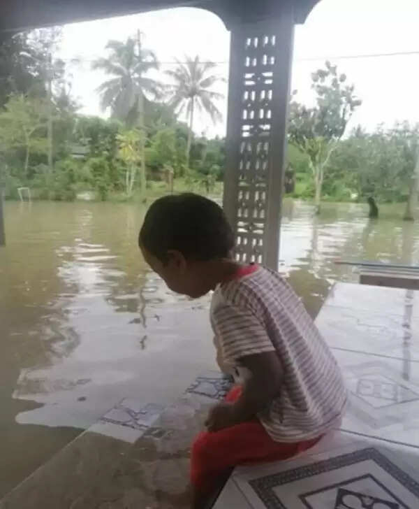 बाढ़ के पानी में खेलना: बच्चे की जान पर बन आई मुसीबत