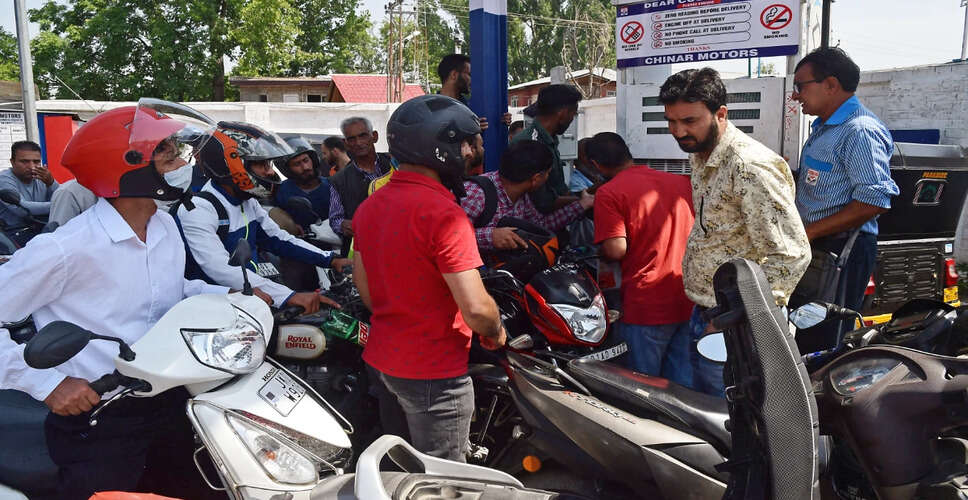 भोपाल में हेलमेट न पहनने वालों के लिए ईंधन खरीदने पर रोक