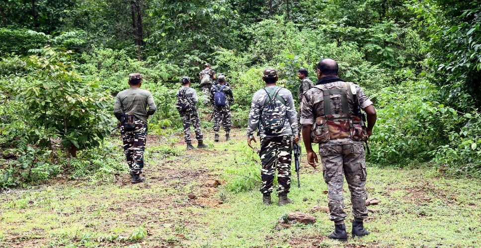 छत्तीसगढ़ में 41 नक्सलियों ने किया आत्मसमर्पण, 12 महिलाएं शामिल