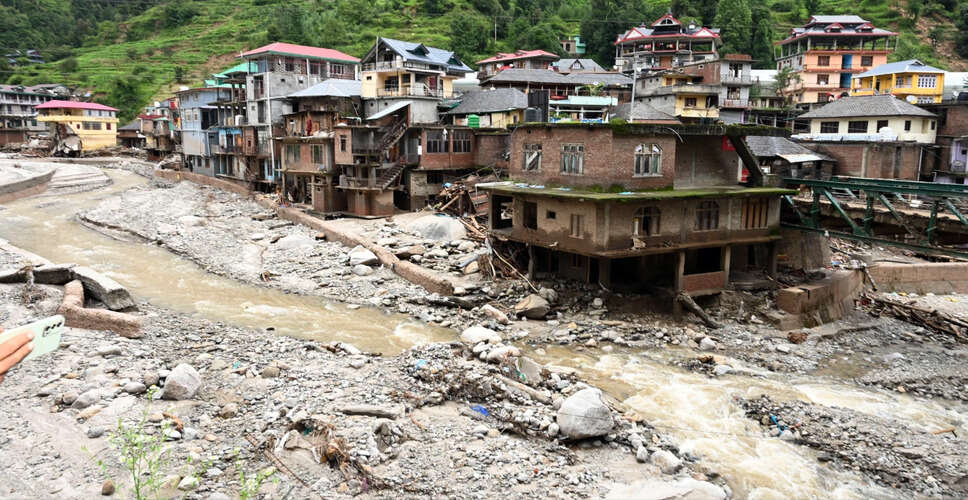 उत्तराखंड में बादल फटने से मलबे में दबे परिवार, कई घायल