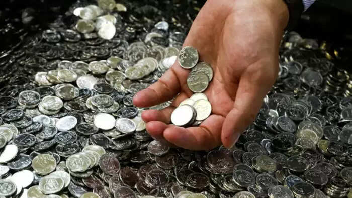 बदायूं में छप्पर से चांदी के सिक्कों की बारिश, लोगों में मची होड़