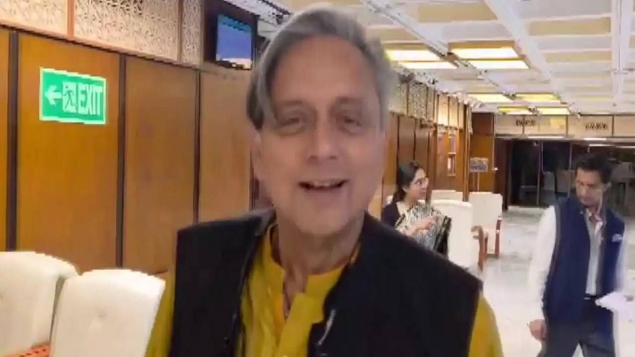 शशि थरूर की अध्यक्षता में विदेश मंत्रालय की संसदीय समिति की बैठक