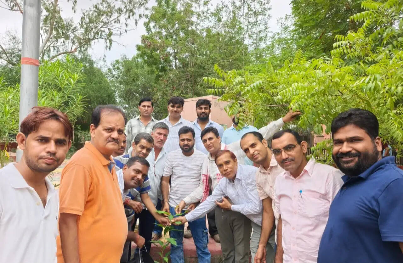 विश्व आदिवासी दिवस पर बीकानेर में सामाजिक संगोष्ठी और पौधारोपण कार्यक्रम