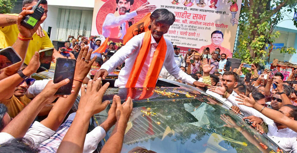 मराठा आरक्षण आंदोलन: मुंबई में प्रदर्शनकारियों का उग्र प्रदर्शन