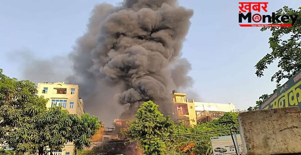 नोएडा सेक्टर 35 में आग लगने से हड़कंप, समय पर पहुंची दमकल