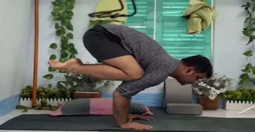 पेट और बाजुओं को मजबूती तो तनाव की छुट्टी करता है 'काकासन', जानें सही विधि