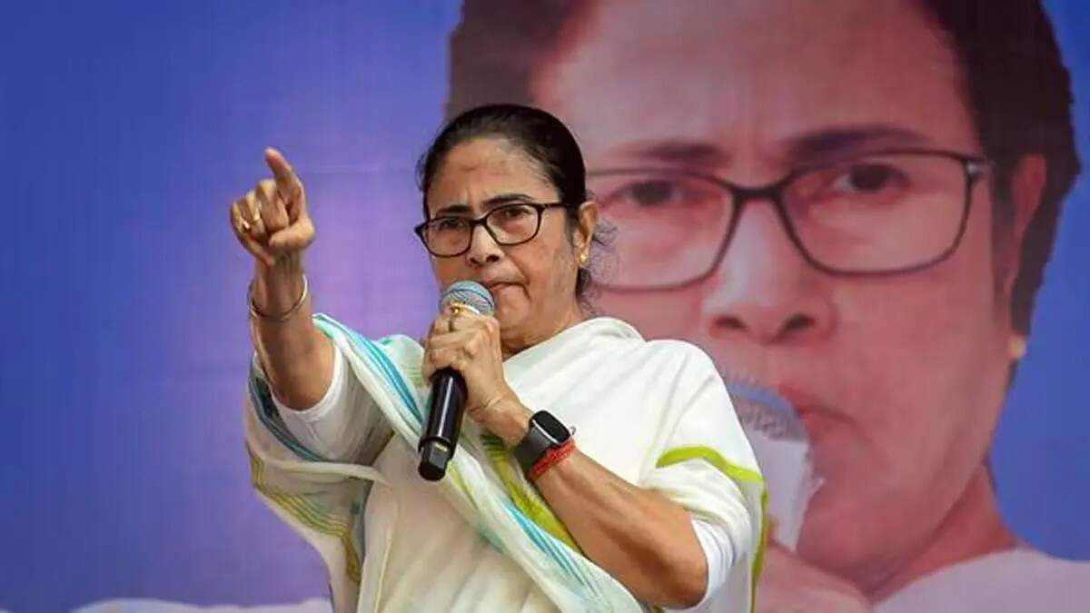 ममता बनर्जी के सनसनीखेज दावे: बांग्लादेश हत्या मामले में गृह मंत्री का फोन