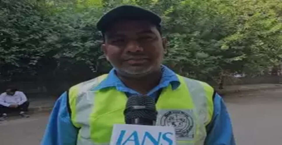 दिल्ली नगर निगम के कर्मचारियों ने चलाया स्वच्छता अभियान, कहा- पीएम मोदी की मुहिम से लोग हो रहे हैं जागरुक