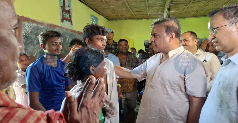 गोलाघाट में बाढ़ की स्थिति का जायजा लेते मुख्यमंत्री, राहत शिविरों की जानकारी दी