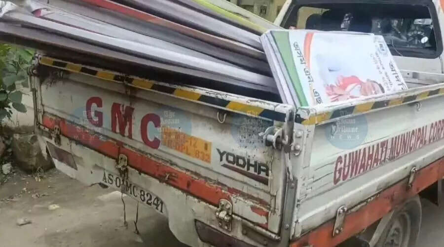 गौरव गोगोई के स्वागत में कांग्रेस के होर्डिंग्स हटाए गए