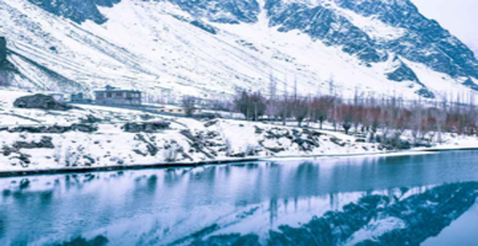 कश्मीर में लगातार पड़ रही कड़ाके की ठंड, कारगिल में माइनस 22.4 डिग्री सेल्सियस तापमान