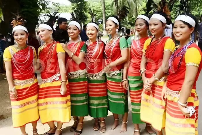 बांग्लादेश की मंडी जनजाति की अनोखी परंपरा: पिता से पति बनने की कहानी
