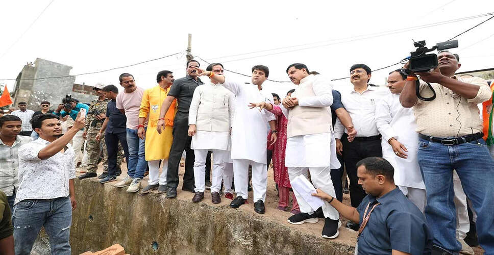 ग्वालियर में बाढ़ प्रभावित क्षेत्रों का दौरा, राहत कार्यों की समीक्षा