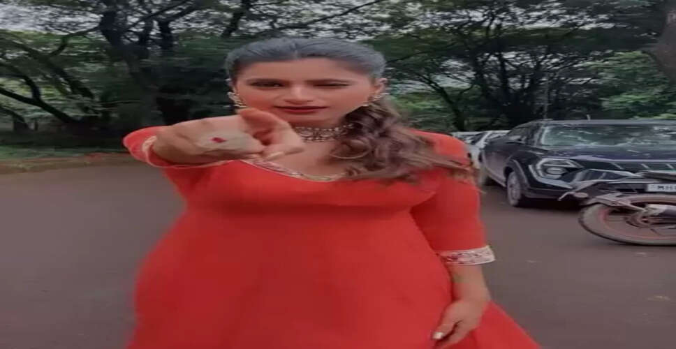 शिवानी चक्रवर्ती ने 'चूड़ी नहीं ये मेरा दिल है' पर बनाई रील, एक्सप्रेशन से जीता फैंस का दिल