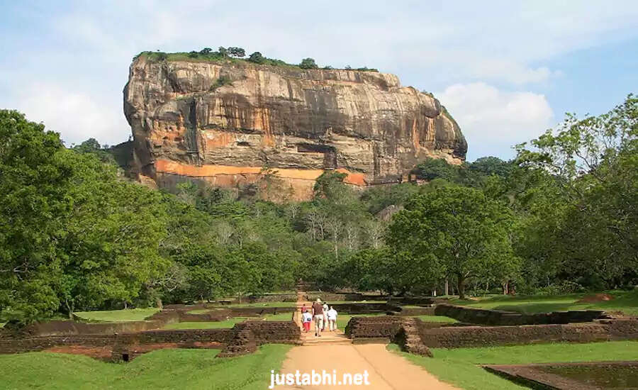 दशहरे पर रावण से जुड़ी रोचक मान्यताएं और श्रीलंका की गुफा