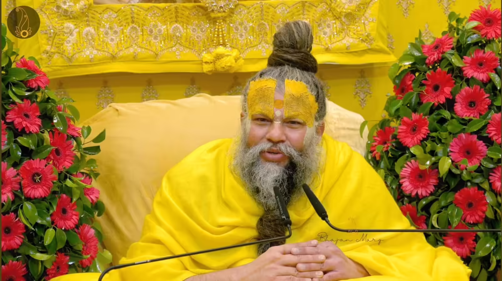 क्या मंदिर में पितरों की तस्वीर रखना उचित है? प्रेमानंद जी महाराज का स्पष्टीकरण