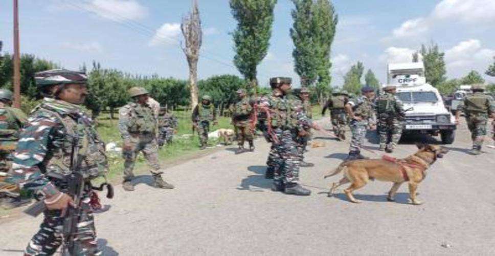 जम्मू-कश्मीर के सोपोर में हथियार और गोला-बारूद बरामद, दो गिरफ्तार