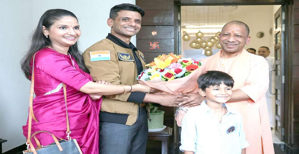 योगी आदित्यनाथ ने अंतरिक्ष यात्री शुभांशु शुक्ला का स्वागत किया