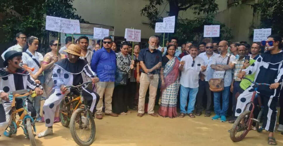 गुवाहाटी में कलाकारों का प्रदर्शन: रवींद्र भवन की तत्काल पुनः खोलने की मांग