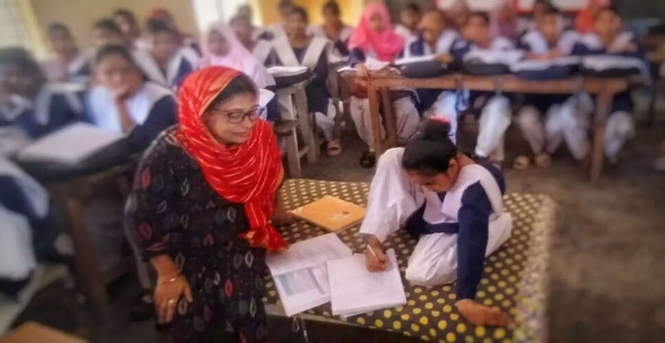 दिव्यांग छात्रा ने पैरों से लिखकर हासिल की पहली श्रेणी में सफलता