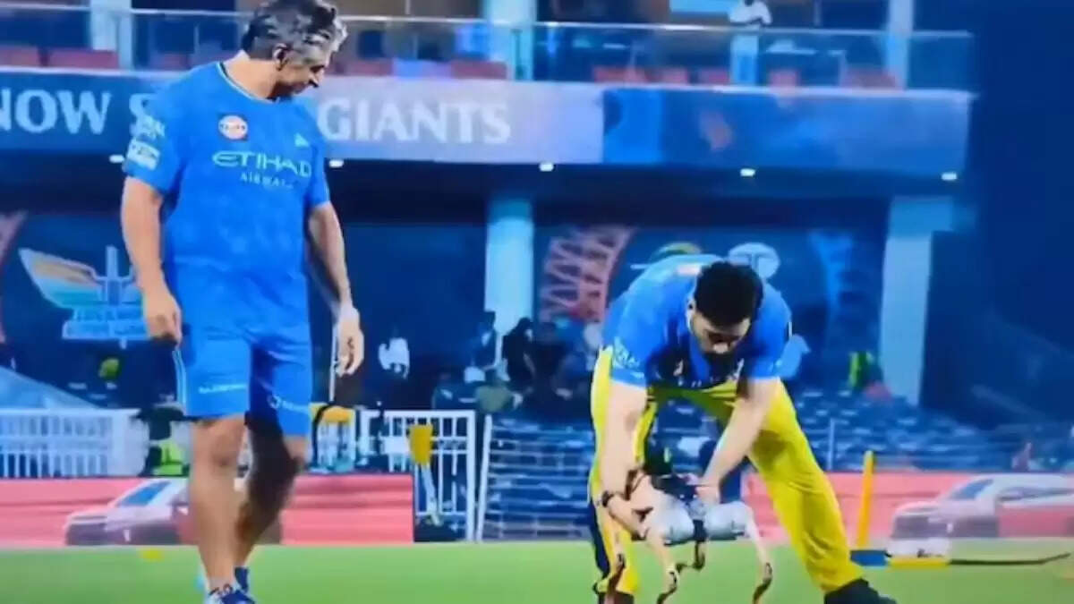 महेंद्र सिंह धोनी ने रोबोटिक डॉग के साथ खेला, कीमत है 4 लाख रुपये