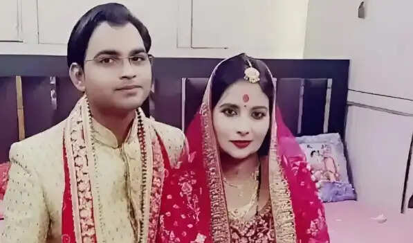 बदायूं में कार में आग लगने से युवती की मौत, पति गंभीर रूप से झुलसे