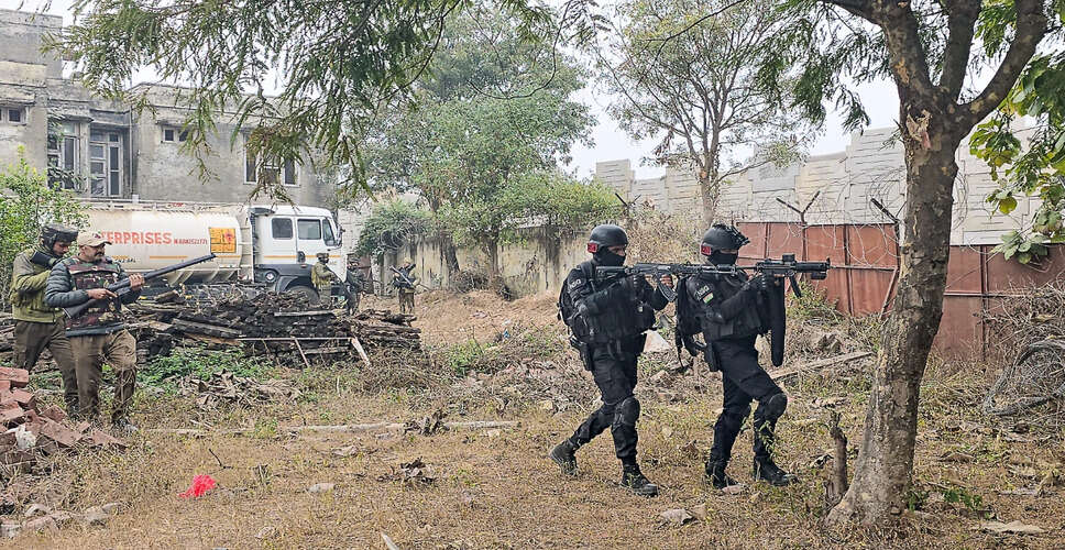 कठुआ में सुरक्षा बलों और आतंकवादियों के बीच मुठभेड़ जारी