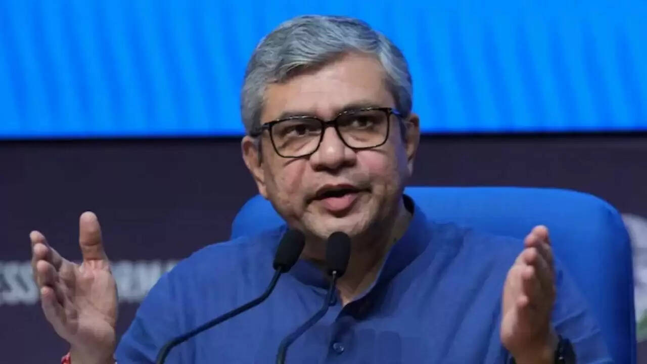 रेल मंत्री ने छठ पर्व पर नई दिल्ली रेलवे स्टेशन का दौरा किया