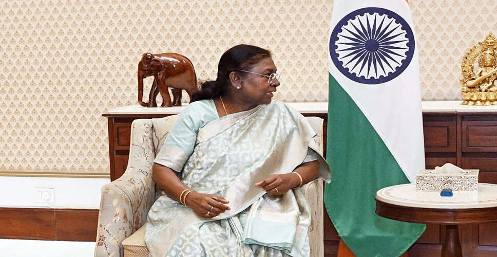 राष्ट्रपति मुर्मू ने नौसेना दिवस पर भारतीय नौसेना को दी बधाई